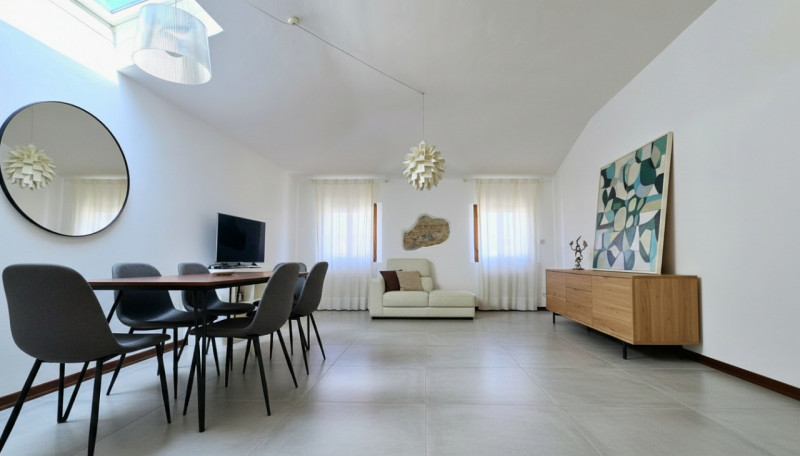 APE336 - Proponiamo in vendita, incorniciato da uno degli scorci più suggestivi del centro di Est...