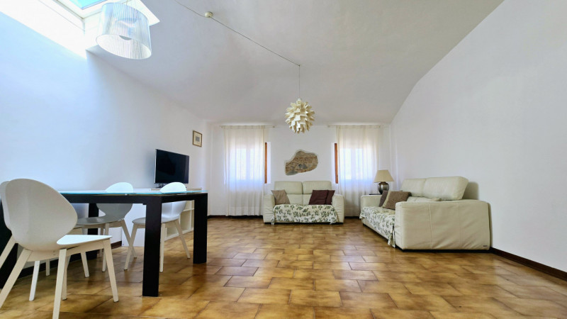 APE336 - Proponiamo in vendita, incorniciato da uno degli scorci più suggestivi del centro di Est...