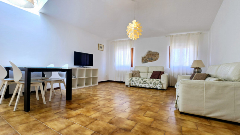 APE336 - Proponiamo in vendita, incorniciato da uno degli scorci più suggestivi del centro di Est...