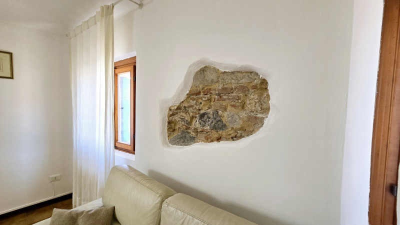 APE336 - Proponiamo in vendita, incorniciato da uno degli scorci più suggestivi del centro di Est...