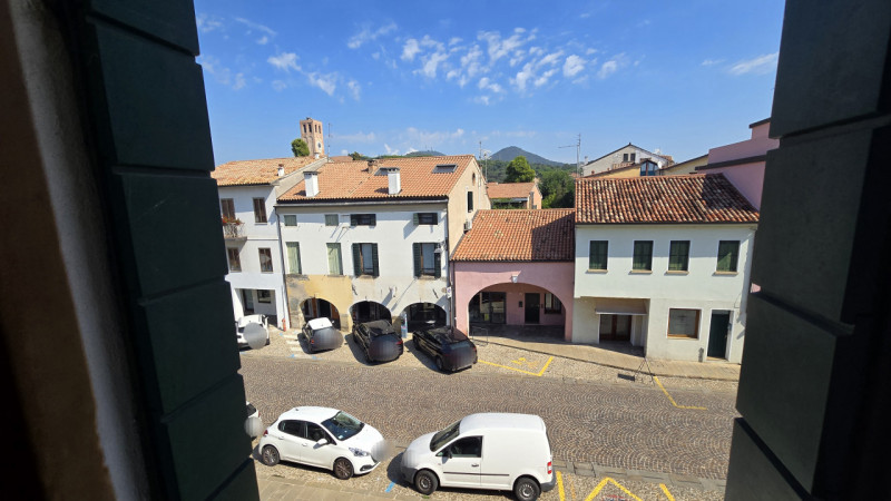 APE336 - Proponiamo in vendita, incorniciato da uno degli scorci più suggestivi del centro di Est...