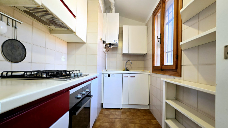 APE336 - Proponiamo in vendita, incorniciato da uno degli scorci più suggestivi del centro di Est...