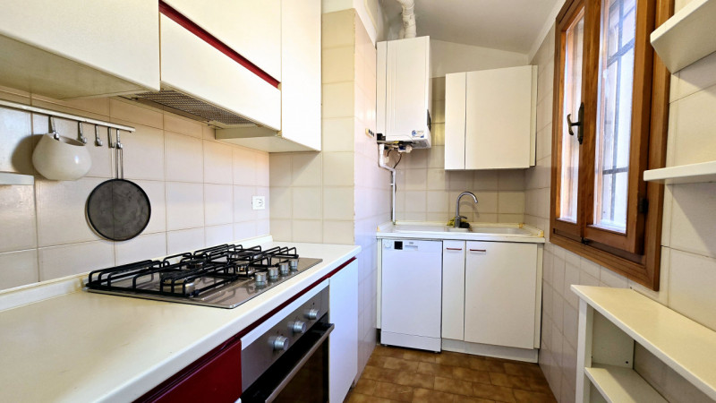 APE336 - Proponiamo in vendita, incorniciato da uno degli scorci più suggestivi del centro di Est...