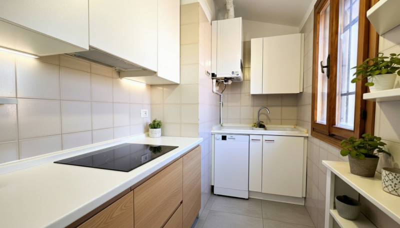 APE336 - Proponiamo in vendita, incorniciato da uno degli scorci più suggestivi del centro di Est...