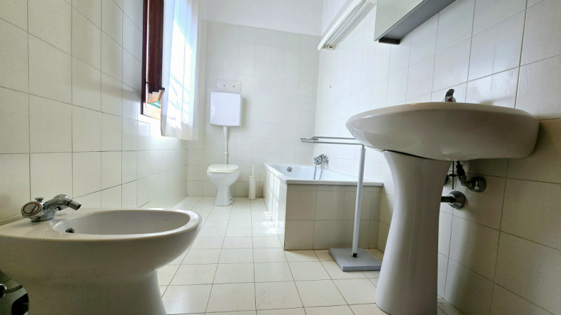 APE336 - Proponiamo in vendita, incorniciato da uno degli scorci più suggestivi del centro di Est...