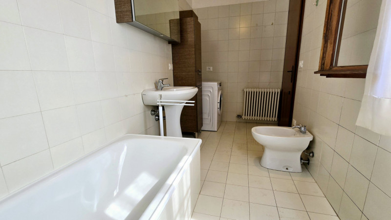 APE336 - Proponiamo in vendita, incorniciato da uno degli scorci più suggestivi del centro di Est...