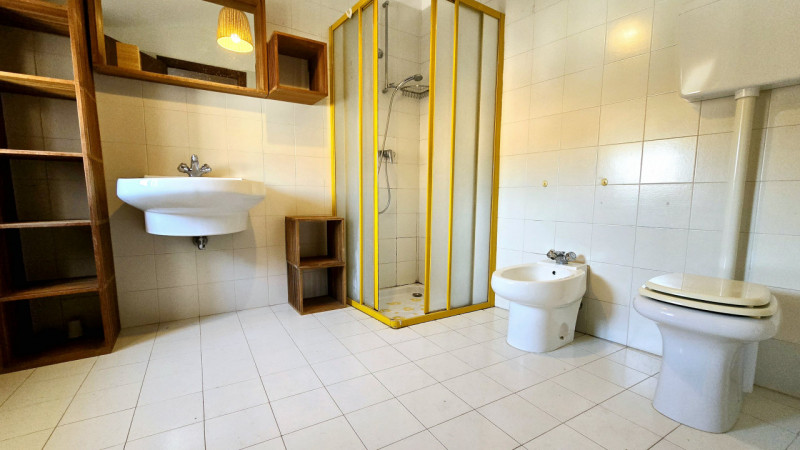 APE336 - Proponiamo in vendita, incorniciato da uno degli scorci più suggestivi del centro di Est...