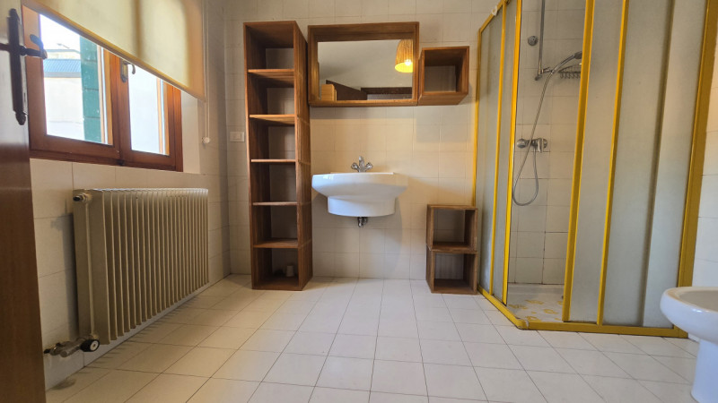 APE336 - Proponiamo in vendita, incorniciato da uno degli scorci più suggestivi del centro di Est...