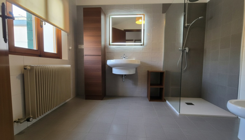 APE336 - Proponiamo in vendita, incorniciato da uno degli scorci più suggestivi del centro di Est...