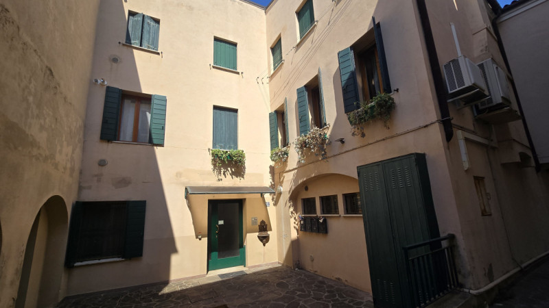 APE336 - Proponiamo in vendita, incorniciato da uno degli scorci più suggestivi del centro di Est...