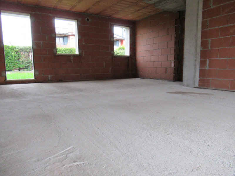 Per informazioni: 335.8345159. A Falzè di Trevignano (TV) in zona residenziale centrale, proponia...