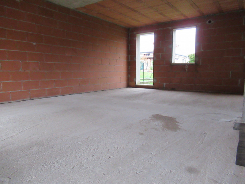 Per informazioni: 335.8345159. A Falzè di Trevignano (TV) in zona residenziale centrale, proponia...