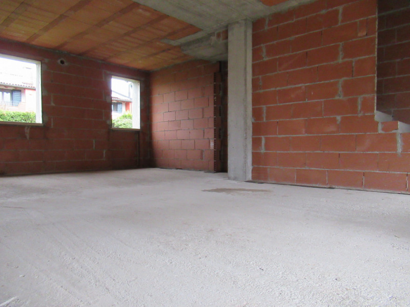 Per informazioni: 335.8345159. A Falzè di Trevignano (TV) in zona residenziale centrale, proponia...