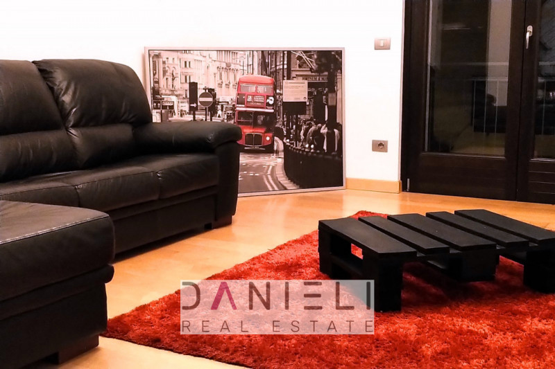 A due passi dal centro storico di Verona, in zona dotata di innumerevoli servizi, disponiamo di p...