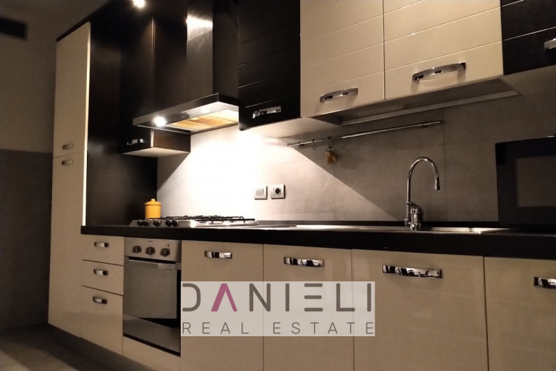 A due passi dal centro storico di Verona, in zona dotata di innumerevoli servizi, disponiamo di p...