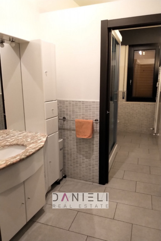 A due passi dal centro storico di Verona, in zona dotata di innumerevoli servizi, disponiamo di p...