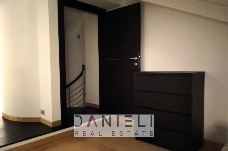 A due passi dal centro storico di Verona, in zona dotata di innumerevoli servizi, disponiamo di p...