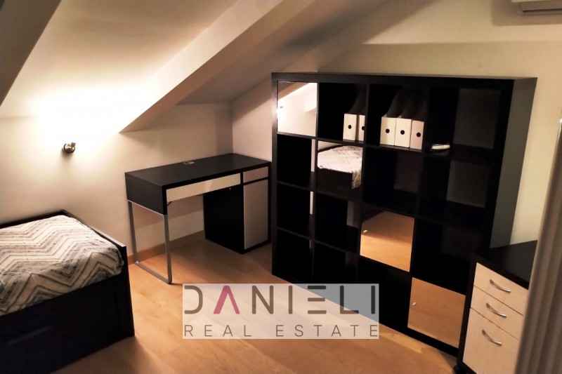 A due passi dal centro storico di Verona, in zona dotata di innumerevoli servizi, disponiamo di p...