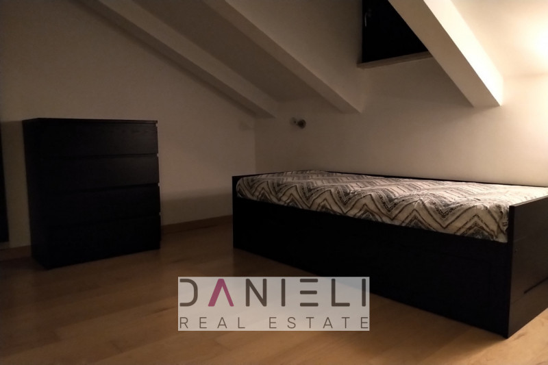 A due passi dal centro storico di Verona, in zona dotata di innumerevoli servizi, disponiamo di p...