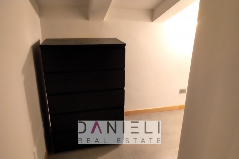 A due passi dal centro storico di Verona, in zona dotata di innumerevoli servizi, disponiamo di p...