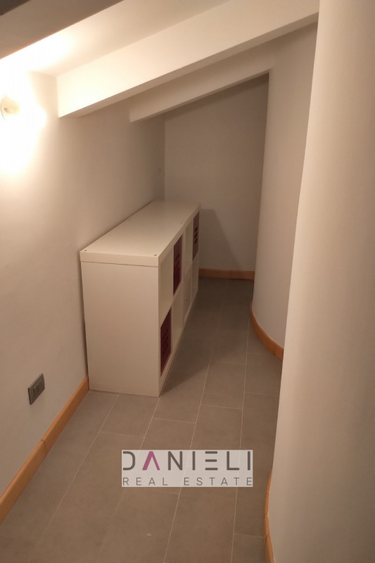 A due passi dal centro storico di Verona, in zona dotata di innumerevoli servizi, disponiamo di p...