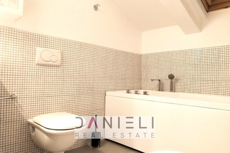 A due passi dal centro storico di Verona, in zona dotata di innumerevoli servizi, disponiamo di p...