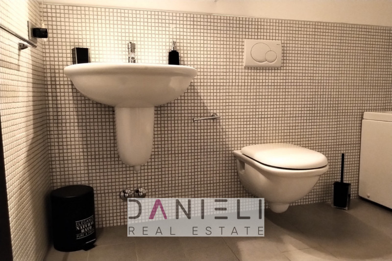 A due passi dal centro storico di Verona, in zona dotata di innumerevoli servizi, disponiamo di p...