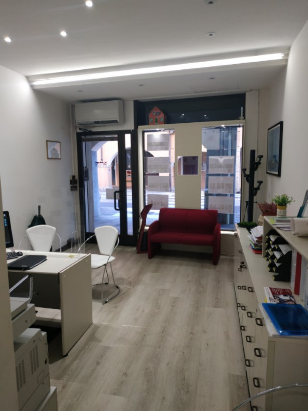 SANTA CROCE  affittasi negozio/ufficio di circa 30mq. dotato di vetrina fronte strada. Riscaldame...