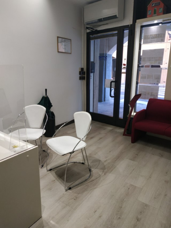 SANTA CROCE  affittasi negozio/ufficio di circa 30mq. dotato di vetrina fronte strada. Riscaldame...