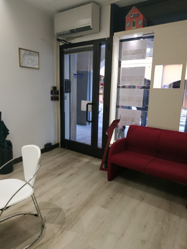 SANTA CROCE  affittasi negozio/ufficio di circa 30mq. dotato di vetrina fronte strada. Riscaldame...
