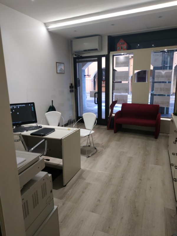 SANTA CROCE  affittasi negozio/ufficio di circa 30mq. dotato di vetrina fronte strada. Riscaldame...