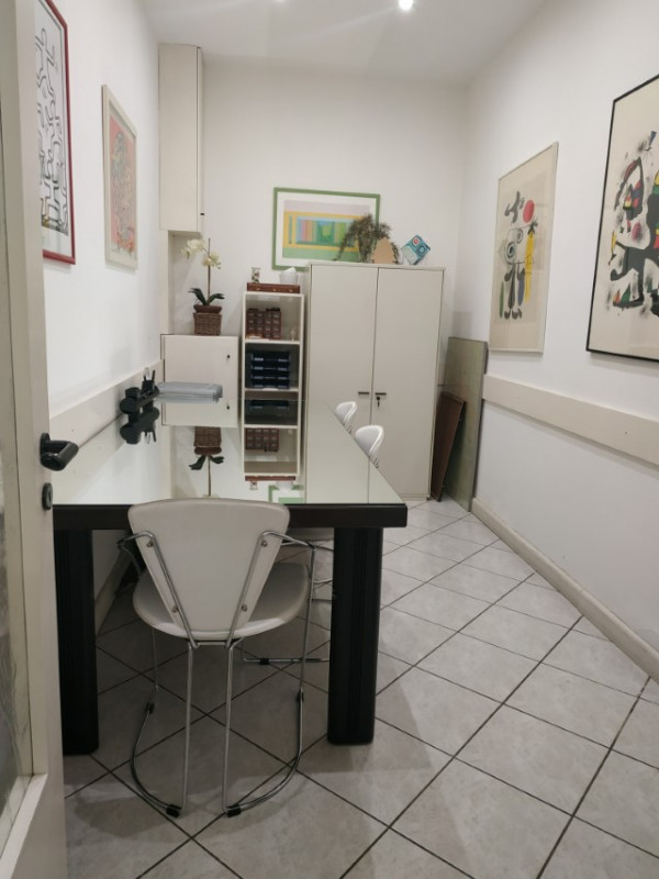 SANTA CROCE  affittasi negozio/ufficio di circa 30mq. dotato di vetrina fronte strada. Riscaldame...