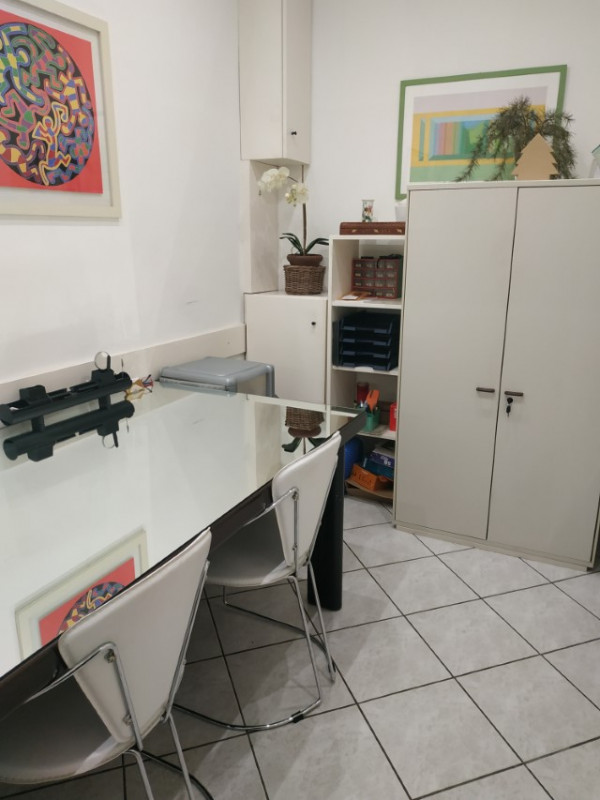 SANTA CROCE  affittasi negozio/ufficio di circa 30mq. dotato di vetrina fronte strada. Riscaldame...