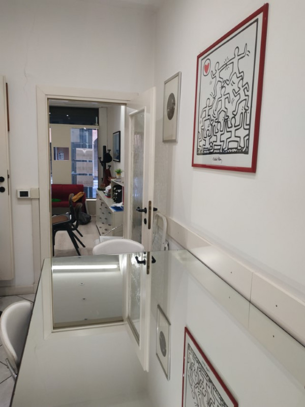 SANTA CROCE  affittasi negozio/ufficio di circa 30mq. dotato di vetrina fronte strada. Riscaldame...