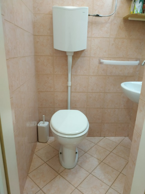 SANTA CROCE  affittasi negozio/ufficio di circa 30mq. dotato di vetrina fronte strada. Riscaldame...