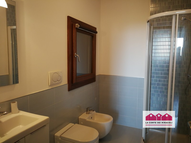 POIANELLA: ELEGANTISSIMA SCHIERA D'ANGOLO DAGLI SPAZI GENEROSI, GRANDE LUMINOSITA', PRIVACY, FINI...