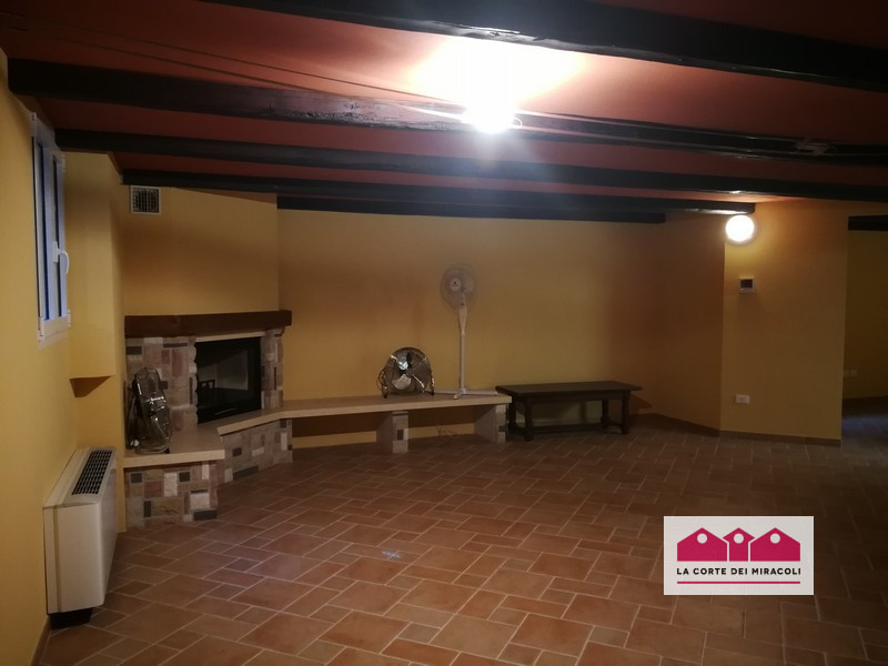 POIANELLA: ELEGANTISSIMA SCHIERA D'ANGOLO DAGLI SPAZI GENEROSI, GRANDE LUMINOSITA', PRIVACY, FINI...