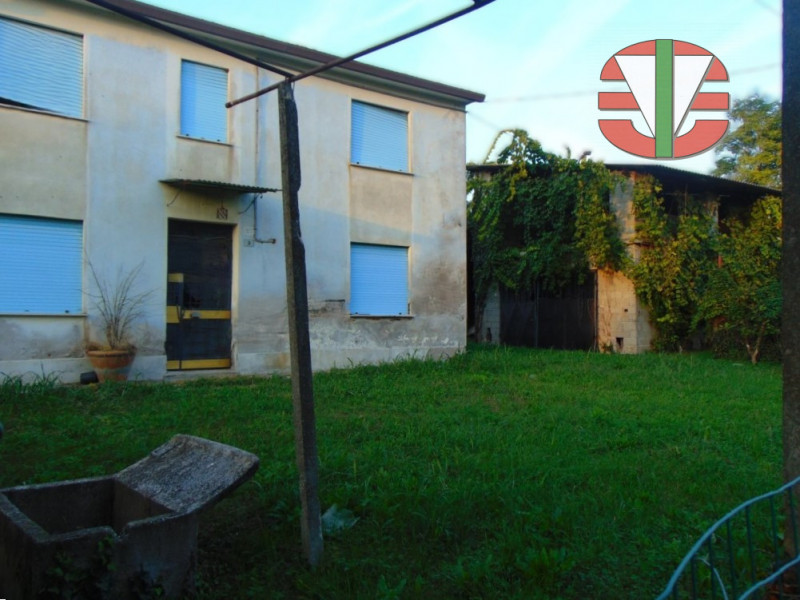 Scoprite un'opportunità unica nel cuore di Trebaseleghe! Proponiamo in vendita un lotto di terren...