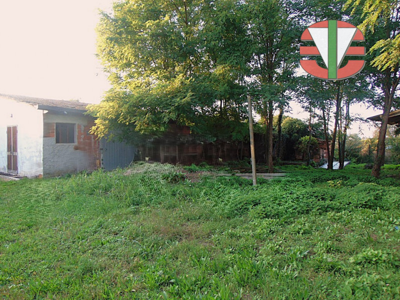 Scoprite un'opportunità unica nel cuore di Trebaseleghe! Proponiamo in vendita un lotto di terren...