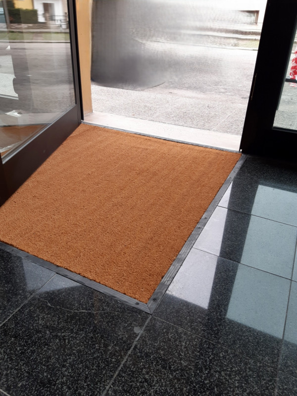 NOGARAZZA - SANT'AGOSTINO: NEGOZIO BEN VETRINATO DI 300 MQ IN LOCAZIONE - AMPIA VISIBILITA' E PAR...