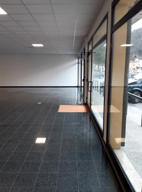 NOGARAZZA - SANT'AGOSTINO: NEGOZIO BEN VETRINATO DI 300 MQ IN LOCAZIONE - AMPIA VISIBILITA' E PAR...