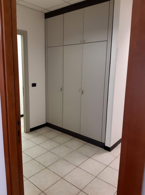 NOGARAZZA - SANT'AGOSTINO: NEGOZIO BEN VETRINATO DI 300 MQ IN LOCAZIONE - AMPIA VISIBILITA' E PAR...