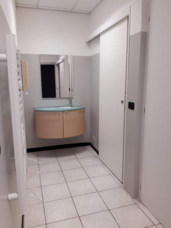 NOGARAZZA - SANT'AGOSTINO: NEGOZIO BEN VETRINATO DI 300 MQ IN LOCAZIONE - AMPIA VISIBILITA' E PAR...