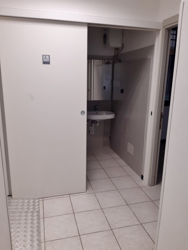 NOGARAZZA - SANT'AGOSTINO: NEGOZIO BEN VETRINATO DI 300 MQ IN LOCAZIONE - AMPIA VISIBILITA' E PAR...