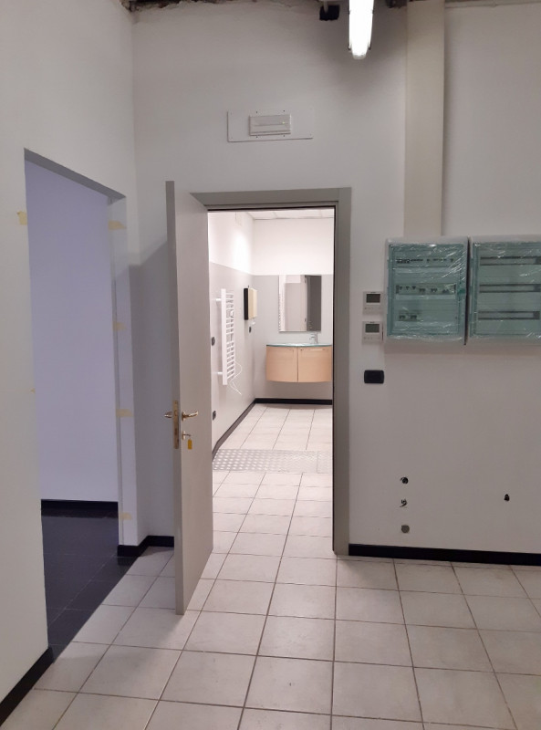 NOGARAZZA - SANT'AGOSTINO: NEGOZIO BEN VETRINATO DI 300 MQ IN LOCAZIONE - AMPIA VISIBILITA' E PAR...