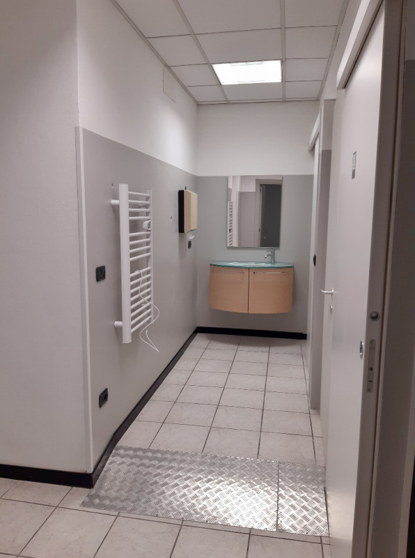 NOGARAZZA - SANT'AGOSTINO: NEGOZIO BEN VETRINATO DI 300 MQ IN LOCAZIONE - AMPIA VISIBILITA' E PAR...