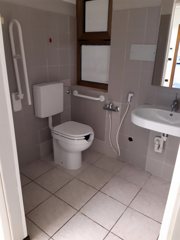 NOGARAZZA - SANT'AGOSTINO: NEGOZIO BEN VETRINATO DI 300 MQ IN LOCAZIONE - AMPIA VISIBILITA' E PAR...