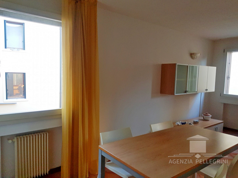 VICENZA, PARAGGI SANTA LUCIA, a pochi passi da Ponte degli Angeli e Piazza Matteotti, proponiamo ...