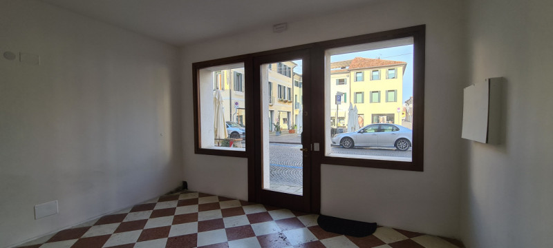 Negozio di circa 50 mq con vetrine dentro il castello in posizione di forte passaggio pedonale e ...