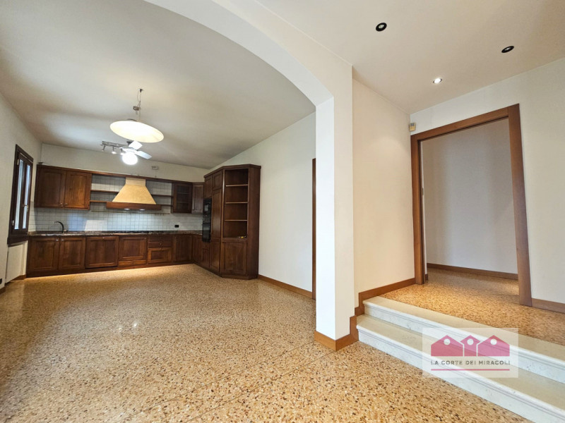 DISPONIBILE DA FINE GIUGNO - VICENZA: BELLISSIMA CASA INDIPENDENTE A SOLO 8 MINUTI DA VICENZA. EU...